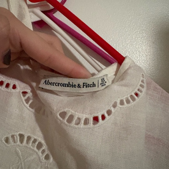 Abercrombie white eyelet blouse, never worn, button closure back of neck - Picture 3 of 3